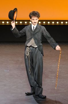 Charlie Chaplin est interprété par Maxime d\'Aboville
