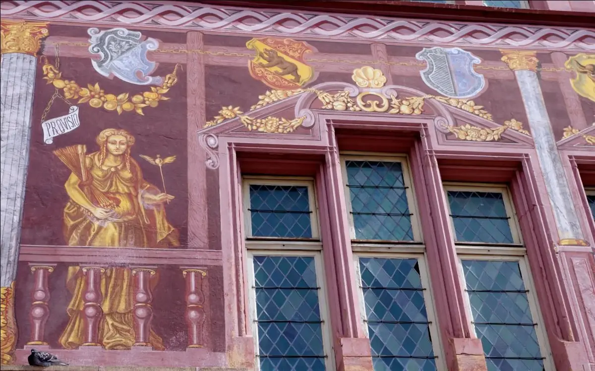 La façade peinte de l’Hôtel de Ville remonte au XVIe siècle.