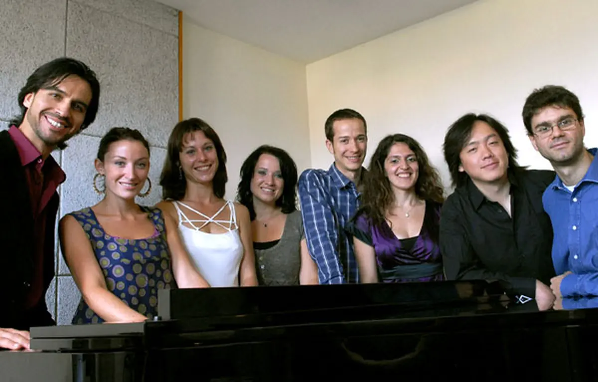 La promotion 2008/2009 : Susanne Braunsteffer (soprano, Allemagne), Ana&iuml;s Mahikian (soprano, France), Pauline Sabatier (mezzo-soprano, France), Enrico Casari (t&eacute;nor, Italie), Xin Wang (t&eacute;nor, Chine), Manuel Betancourt (baryton, Mexique), Olivier D&eacute;jean (baryton basse, France), Andrey Zemskov (baryton basse, Russie) - Pianistes stagiaires : Elsa Lambert (France) et Nicola Gaudino (Italie) - Photo : Alain Kaiser