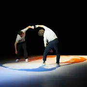 Et de se tenir la main 