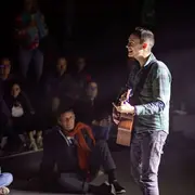 Chansons françaises dans une ancienne colonie de vacances aux Toureilles