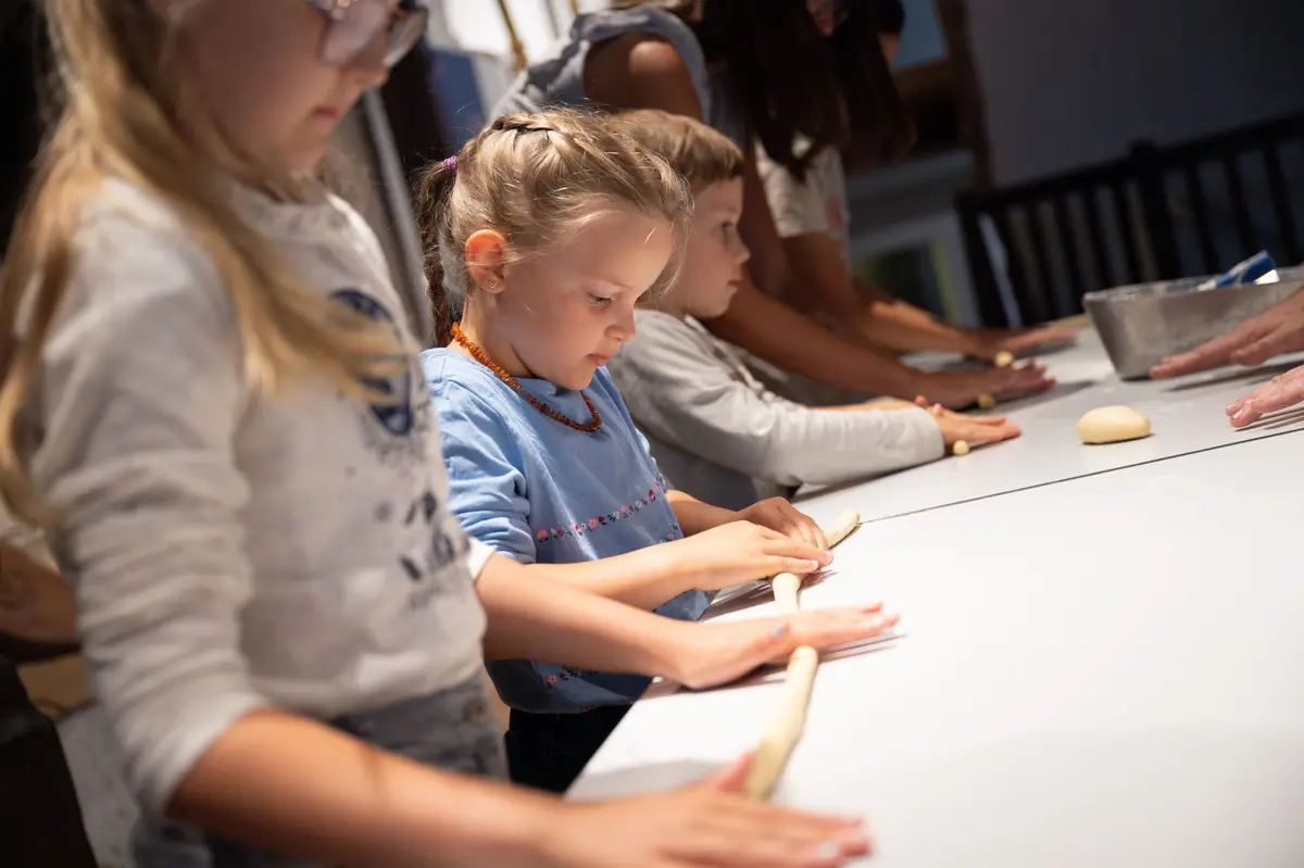 Atelier main à la pâte carnavalesque