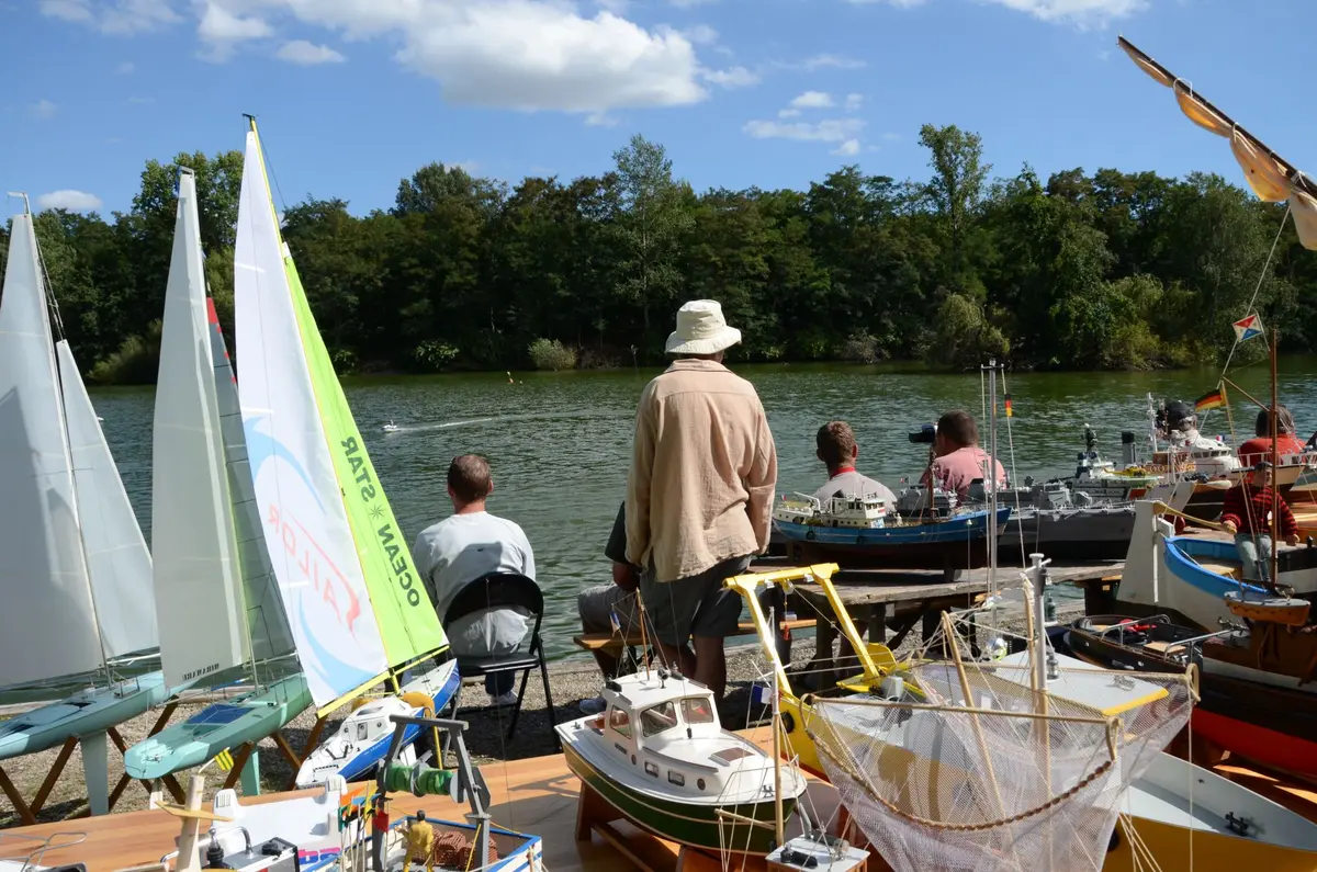 Démonstration de modèles réduits de bateaux radiocommandés