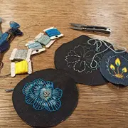 Broder un patch fleuri – Atelier de broderie contemporaine