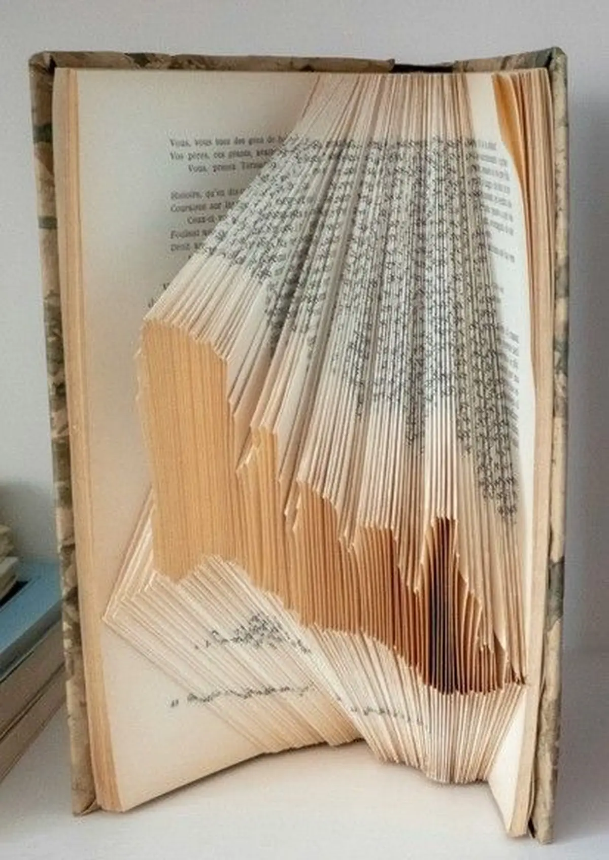 Atelier bricolage de Noël : Pliages de livres facile et décoratif pour Noël