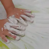 Atelier tout-petits barbotons dans la barbotine! &copy; Céline Ferreira