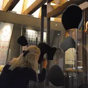 Coulisses de l’expo « Costumes et Images d’Alsace, se vêtir en pays de Hanau »