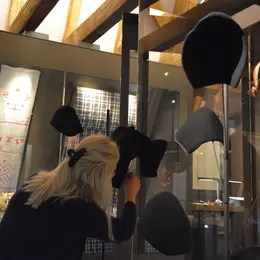 Coulisses de l’expo « Costumes et Images d’Alsace, se vêtir en pays de Hanau »