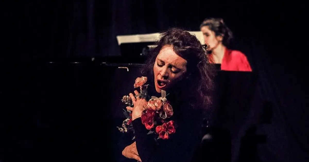 " L'oiseau que tu croyais surprendre battit de l'aile et s'envola" Emma Calvé