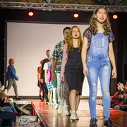 Recup' ton style : défilé de mode seconde main.