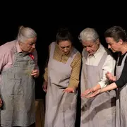 Les filles aux mains jaunes