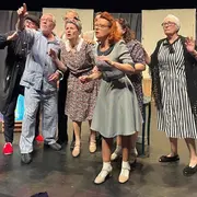 une fleur sur les ruines