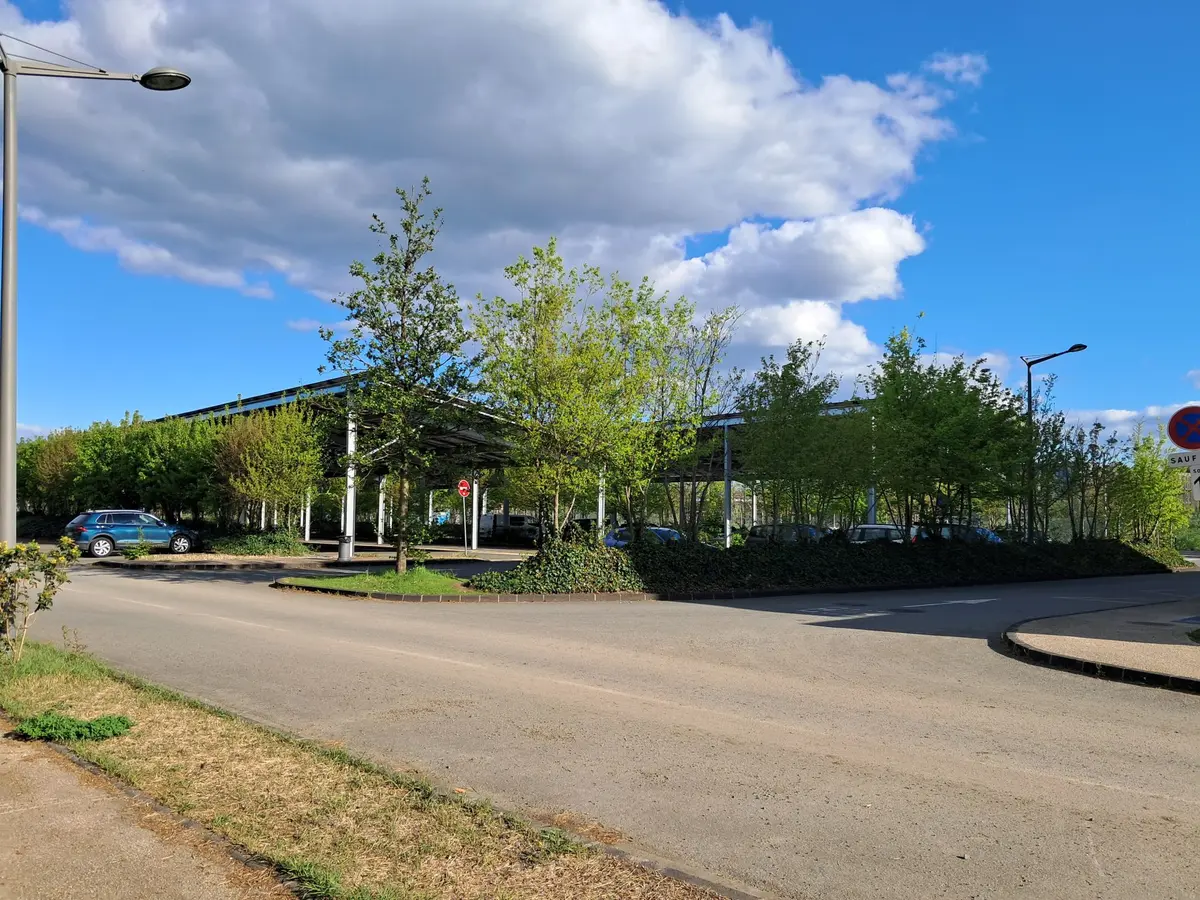 Brocante Parking couvert lycée Pierre Joël Bontè Riom