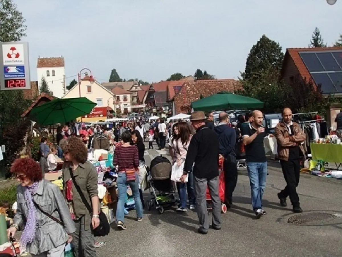 Marché aux puces lors de la fête du village ou Messti