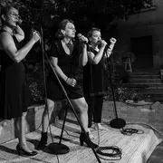 Du monde au balcon chante Nougaro