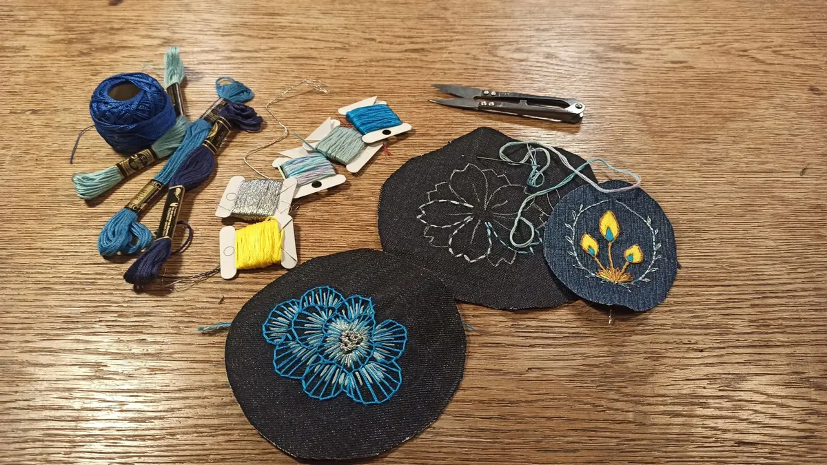 Broder un patch fleuri – Atelier de broderie contemporaine
