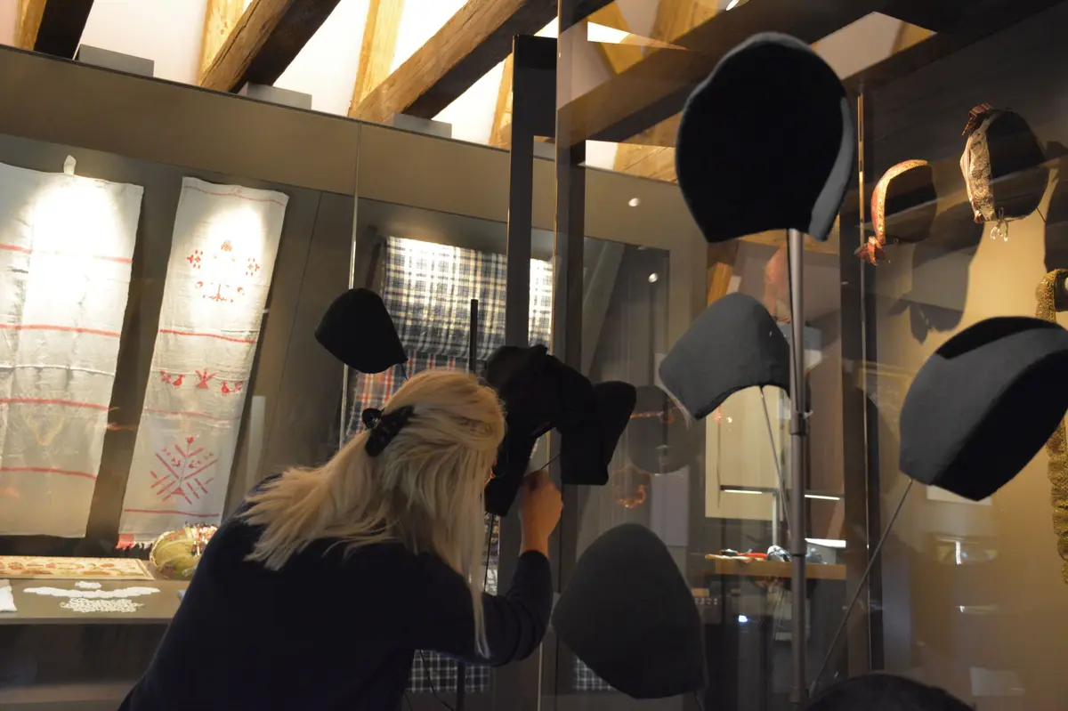 Coulisses de l’expo « Costumes et Images d’Alsace, se vêtir en pays de Hanau »