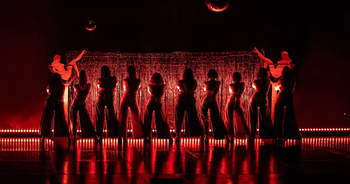Plumes, talons et audace : le gala burlesque s’invite au parc expo de Colmar