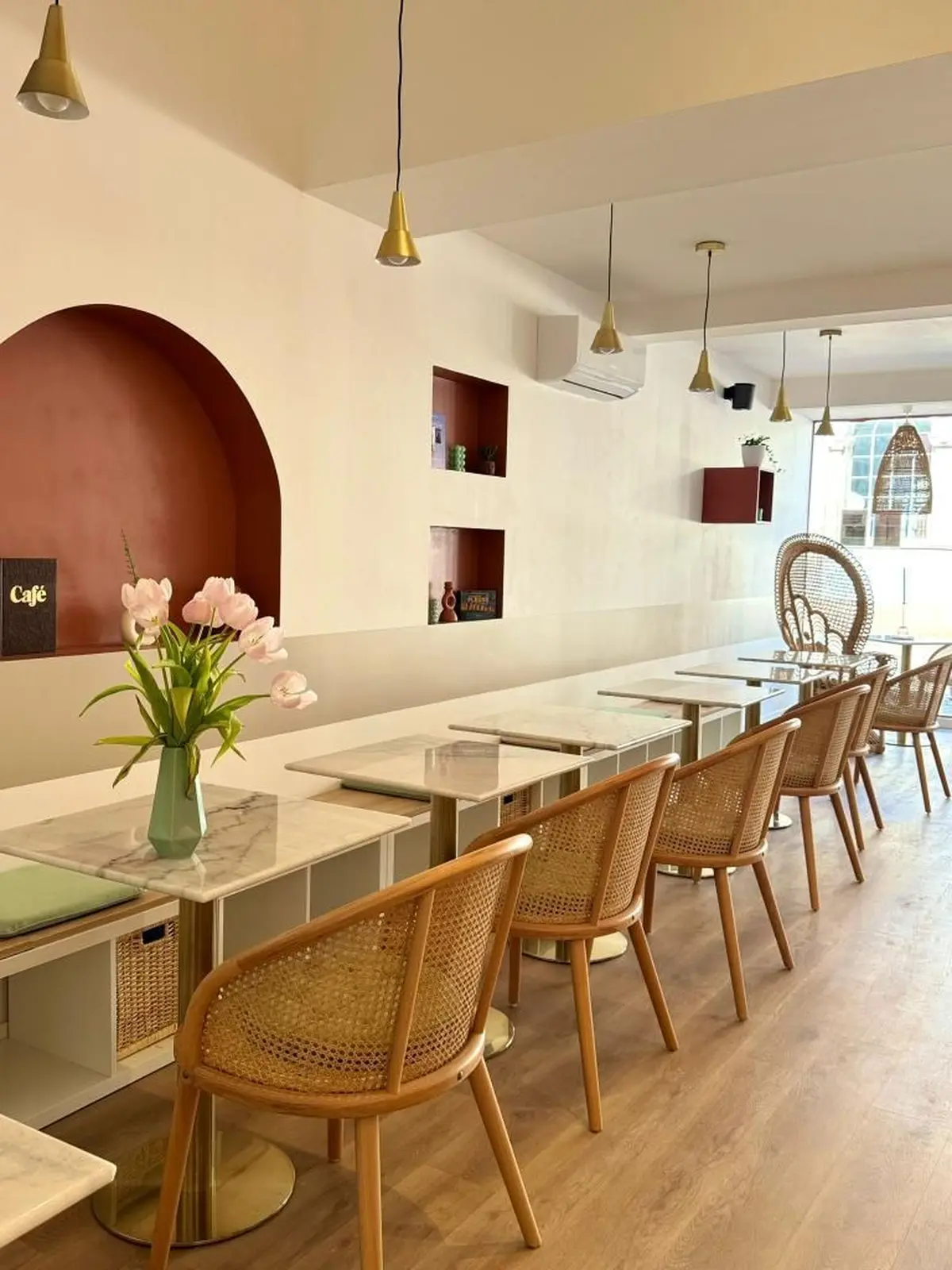 Création d’une paire de boucles d’oreilles en fleurs séchées et stabilisées