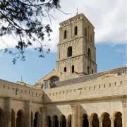 Arles et ses églises : visite guidée architecturale dans une cité provençale