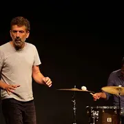 Recherchant à la fois l’argent et la gloire