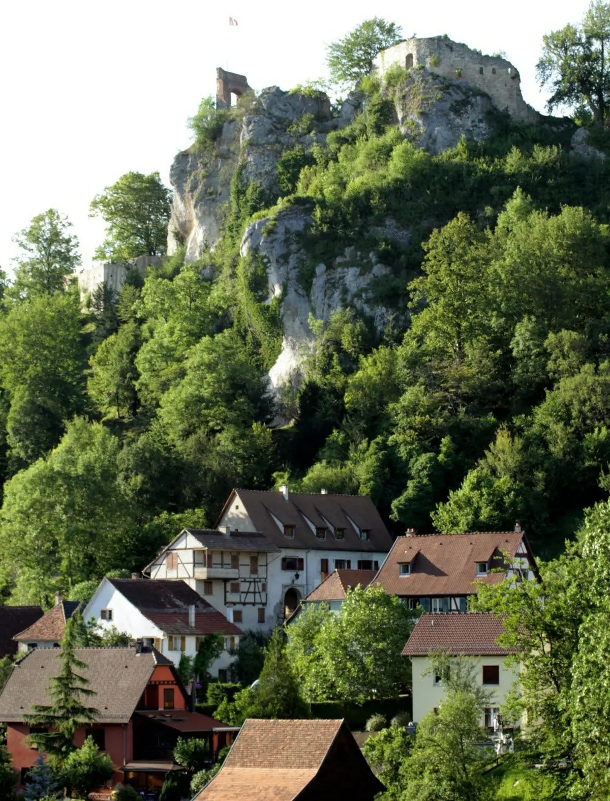 Ferrette insolite, son château, ses geôles et son clocher