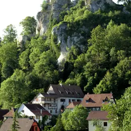 Ferrette insolite, son château, ses geôles et son clocher