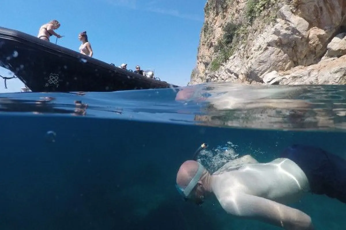 Visiter les calanques de L'Esterel en bateau accompagné d'un capitaine