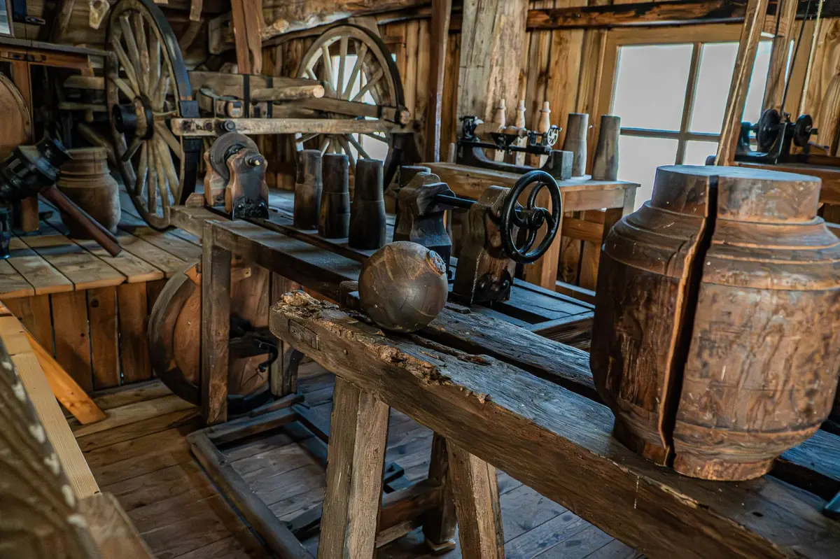 MUSÉE INSOLITE : Touche du bois !