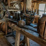 MUSÉE INSOLITE : Touche du bois !