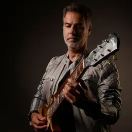 Kamil Rustam en concert à Paris le 10 juin pour la sortie de l'album Listen Up!
