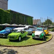 Exposition de voitures anciennes populaires