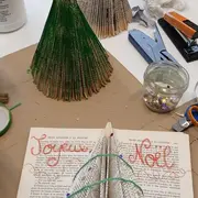 Atelier création de décorations de Noël avec des livres anciens
