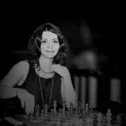 Rencontre et parties d\'échecs avec Nino Maisuradze, joueuse professionnelle