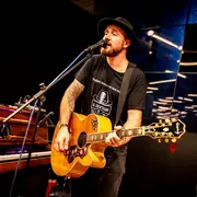 Le chanteur des ruelles en concert