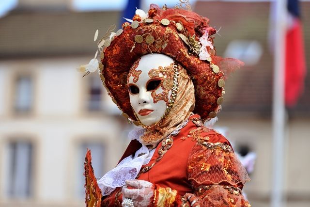 Les fascinants costumes du Carnaval de Venise à Remiremont