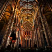 Luminiscence à l\'église Saint-Eustache : Plongez dans la légende de ce monument sacré au cœur des Halles de Paris