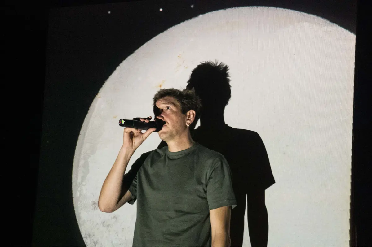 Le méchant, très méchant roi et la tour d’ivoire en plastique – Tiou