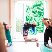 Cours de yoga sur la musique live de Maybe Merlin