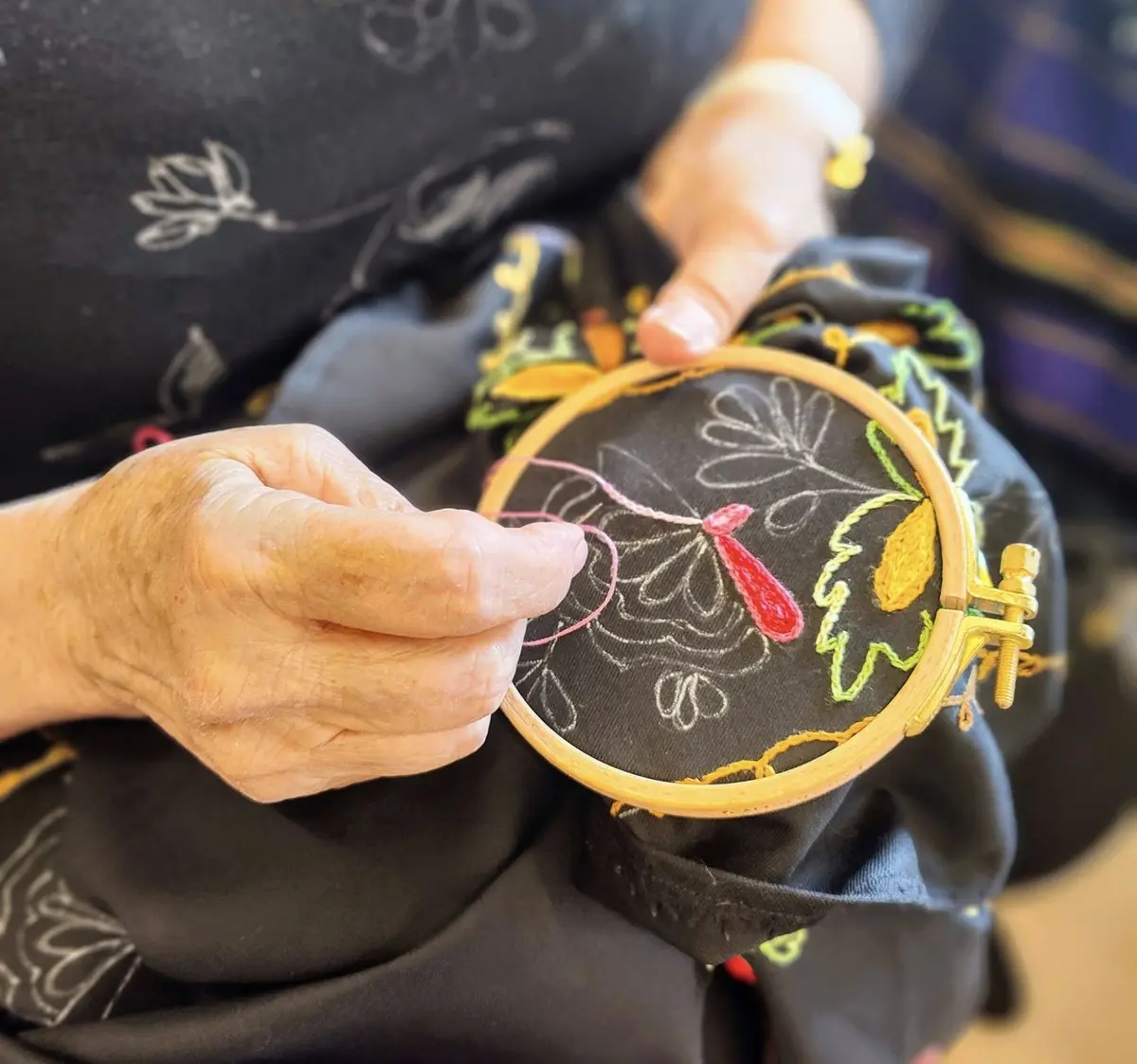 Démonstration de broderie et nouage de franges