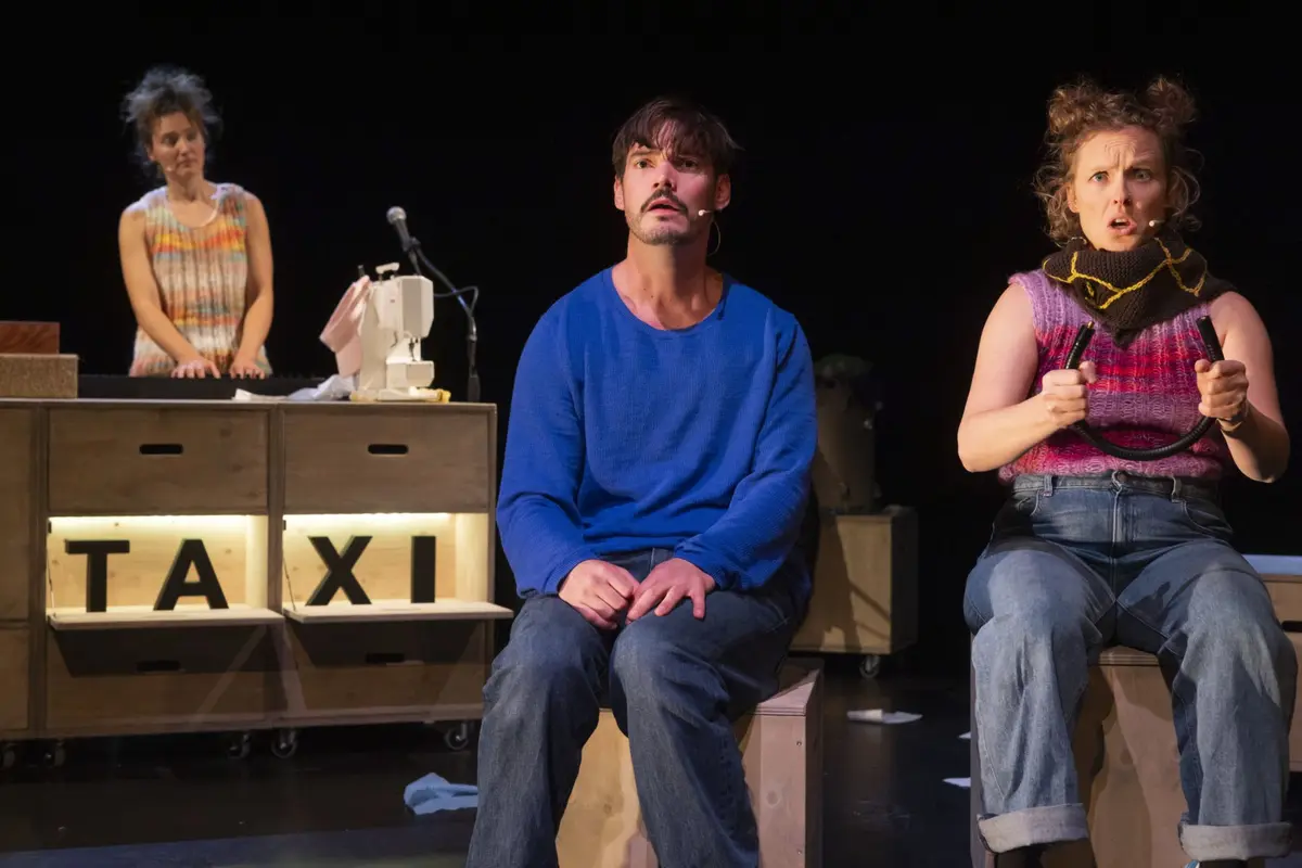 Hey, hey, hey, Taxi!