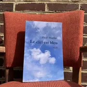 Le ciel est bleu. Vente de livre et séance de dédicace