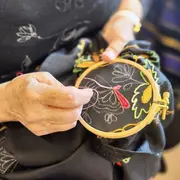 Démonstration de broderie et nouage de franges