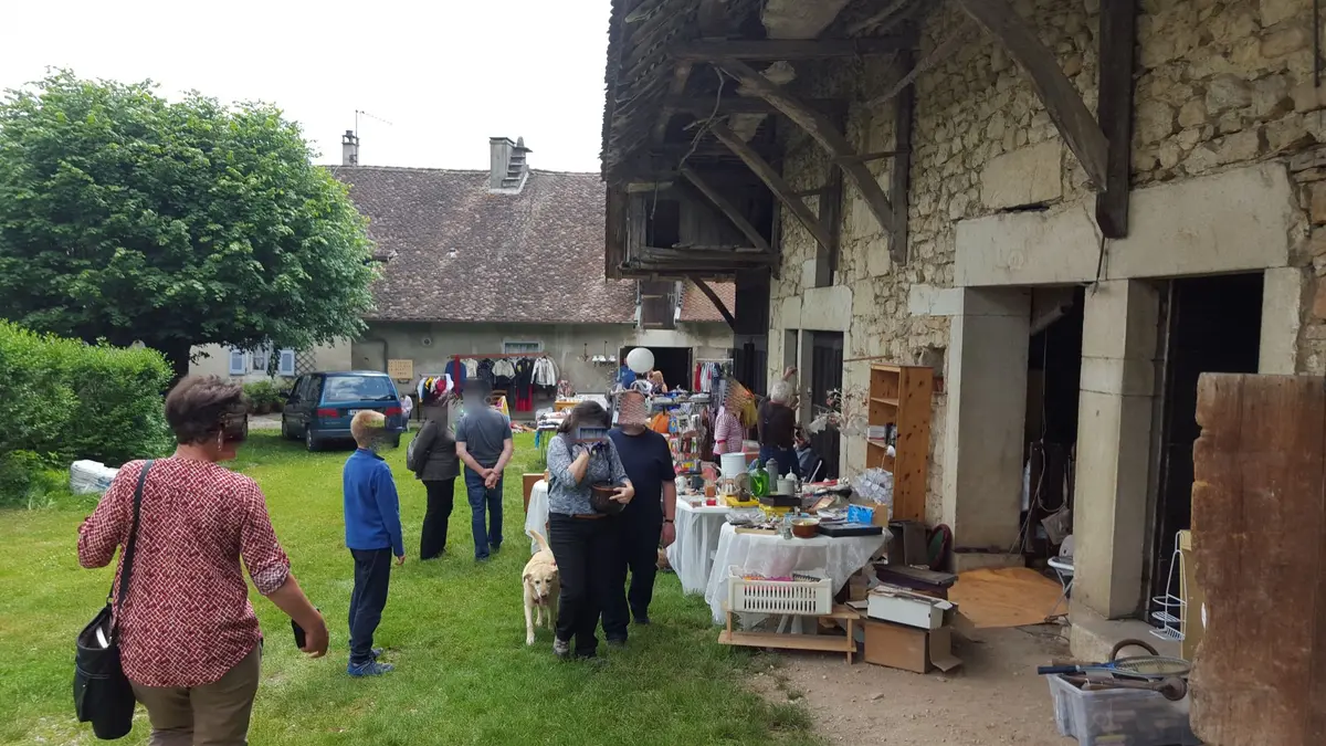 Vide-greniers IZIEU chaque premier dimanche du mois de mars à octobre