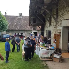 Vide-greniers IZIEU chaque premier dimanche du mois de mars à octobre