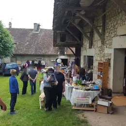 Vide-greniers IZIEU chaque premier dimanche du mois de mars à octobre