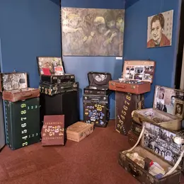 Finissage exposition de Francine Mayran: peintures et valises mémoire