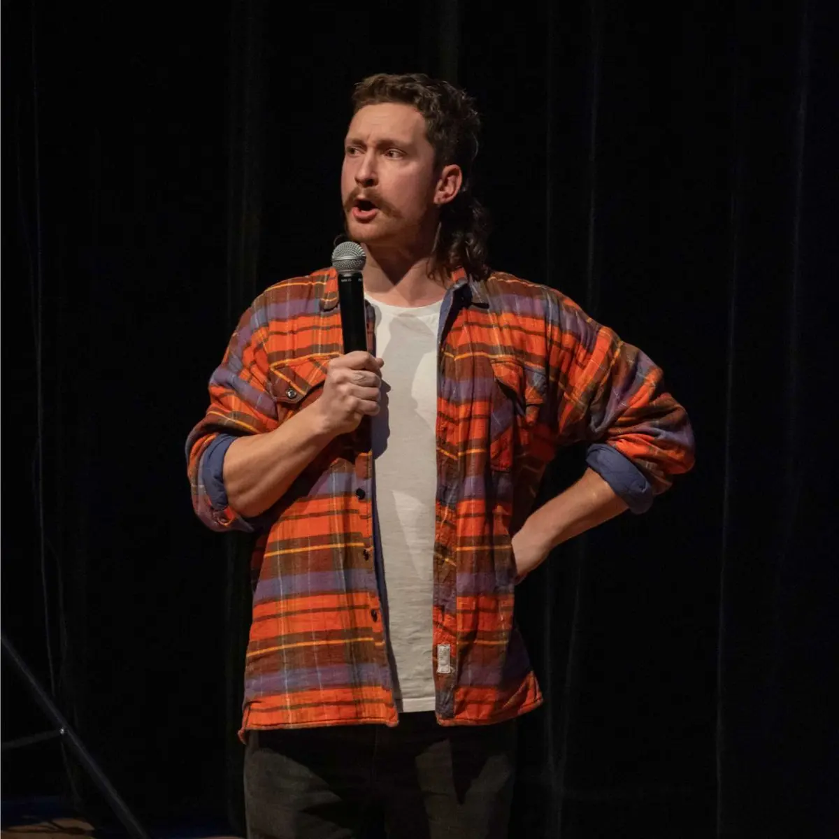 Kewos, l'humoriste qui monte, qui monte, qui monte (on a pu l'apercevoir dans la série Tapie sur Netflix, dans le rôle Rudi Völler, footballeur allemand qui a évolué à l’Olympique de Marseille de 1992 à 1994)