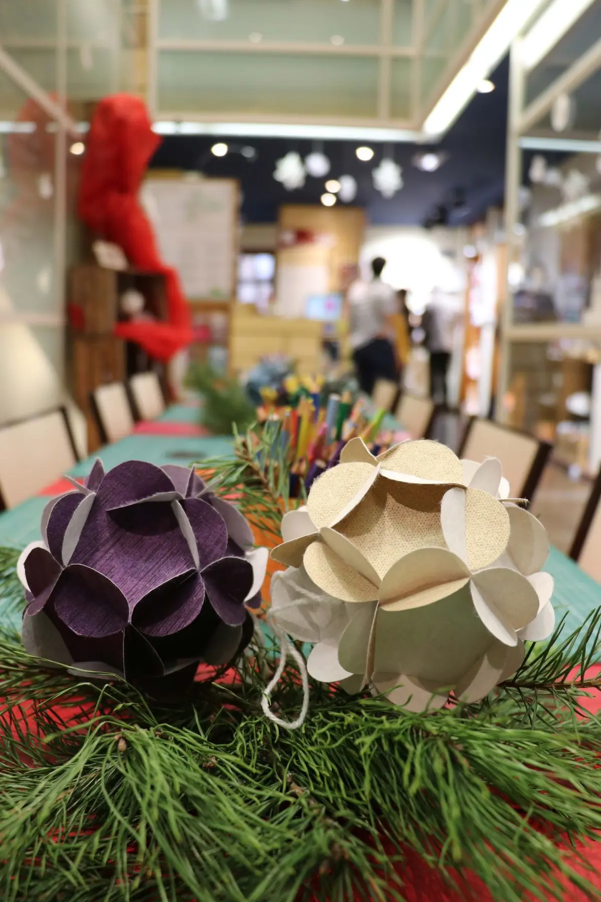 Atelier de Noël : Fabrication d’une boule de Noël en papier 