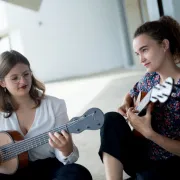 Guitares au féminin par le Duo Odelia - N\'est-ce pas d\'elle ?